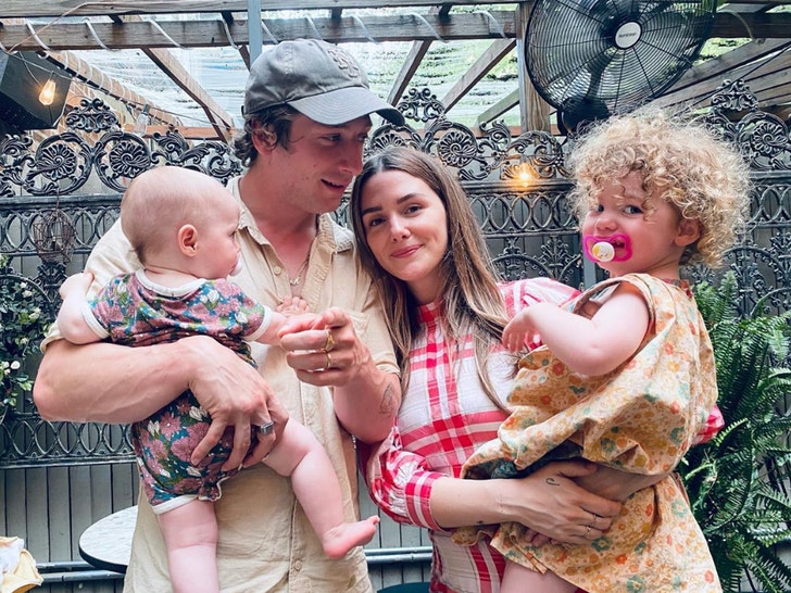 a1bd0eb813c041dfb12c43965532c492_md Jeremy Allen White Addison Timlin