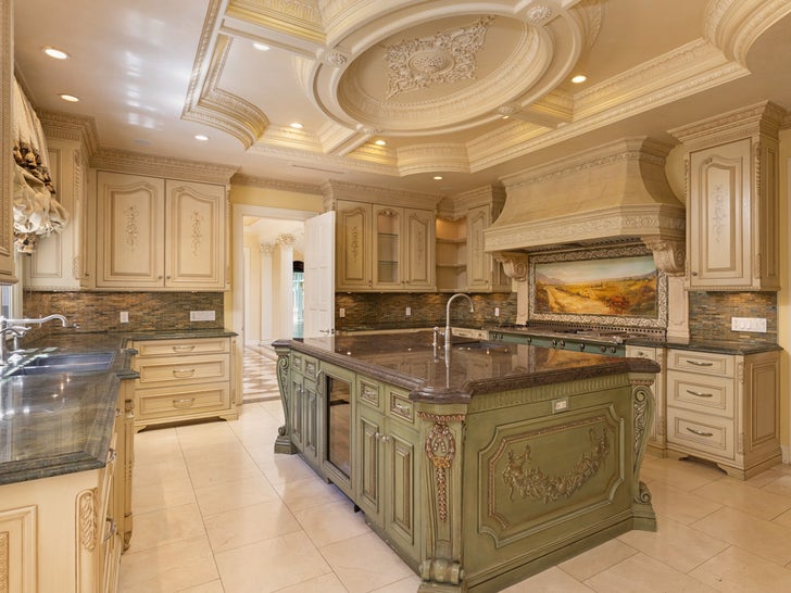 0724-Kimora-Lee-Simmons-Sells-Beverly-Hills-Mansion-photos-primary-4