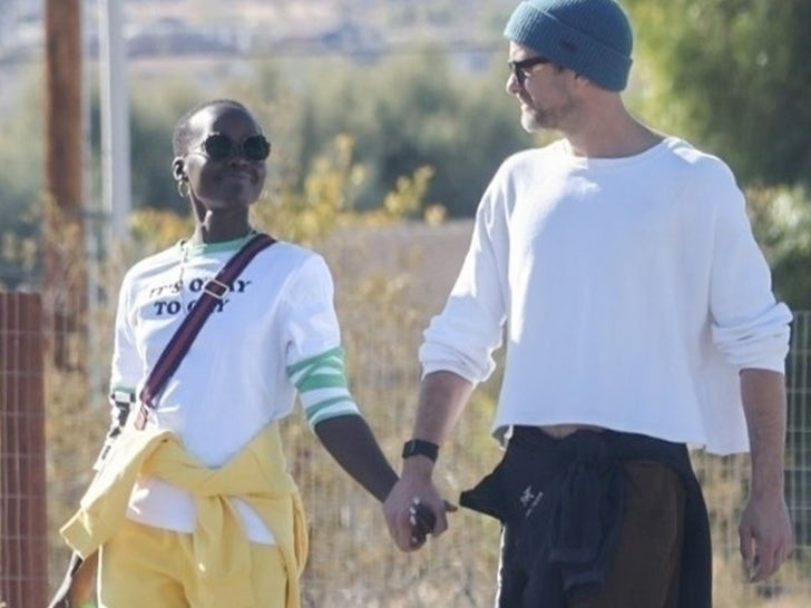 1206-Lupita-Nyong'o-And-Joshua-Jackson-Hand-Hold-SUB
