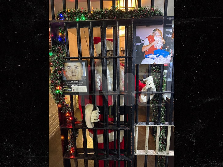 a665abdf7bf04d799d8f998675994bac_md Zak Bagans Santa Jail