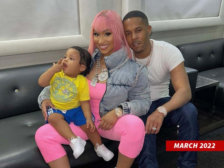 aa92c88e695e4ff49408fbdd89a9ceff_md Nicki Minaj and family