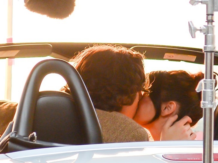 ac546cfba85757188d8c7966a3c34305_md Selena Gomez Kissing Timothee Chalamet on Set