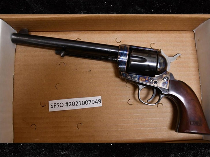 ac9dc46686bb4d0cac52731ffe463357_md prop gunn rust set alec baldwin no credit