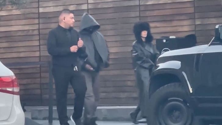 adf30e052d1e48dfb1f66a51546c557c_md 011124-kanye-bianca-censori-kal