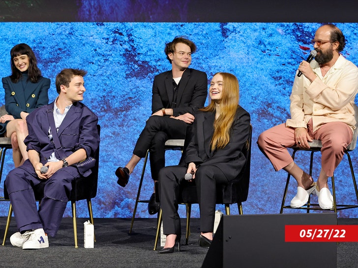 ae0389f40a054132829baf679fe7a232_md brett gelman and stranger things cast