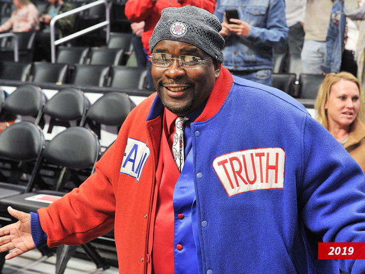 clipper darrell at a game