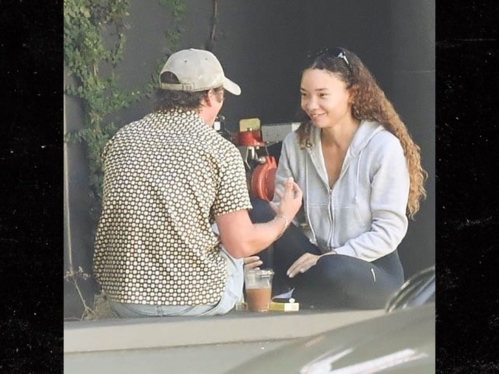 b138d477e37944c5aaade04cd2b8c2c9_md Jeremy Allen White