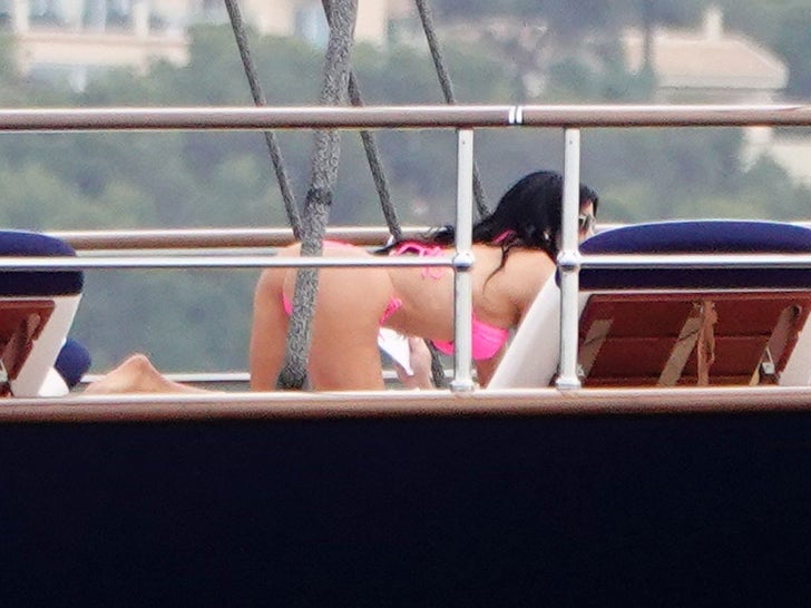 0516-Jef-Bezos-Lauren-Sanchez-Yacht-Koru-Mallorca-Spain-photos-primary-3