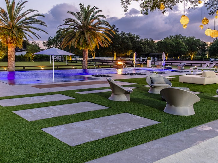 0908-Gisele-Bundchen-New-House-Photos-primary-3