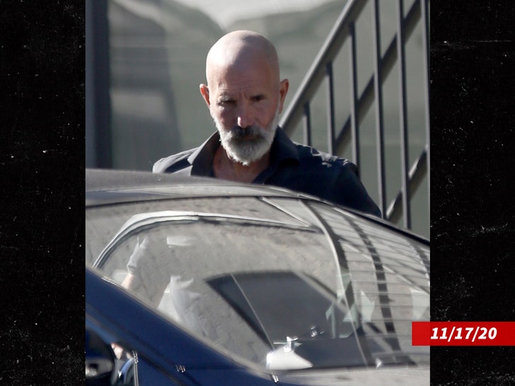 b5cc8166baf44b218a24d652ec05e46a_md 0403-Mossimo-Giannulli-splash-01