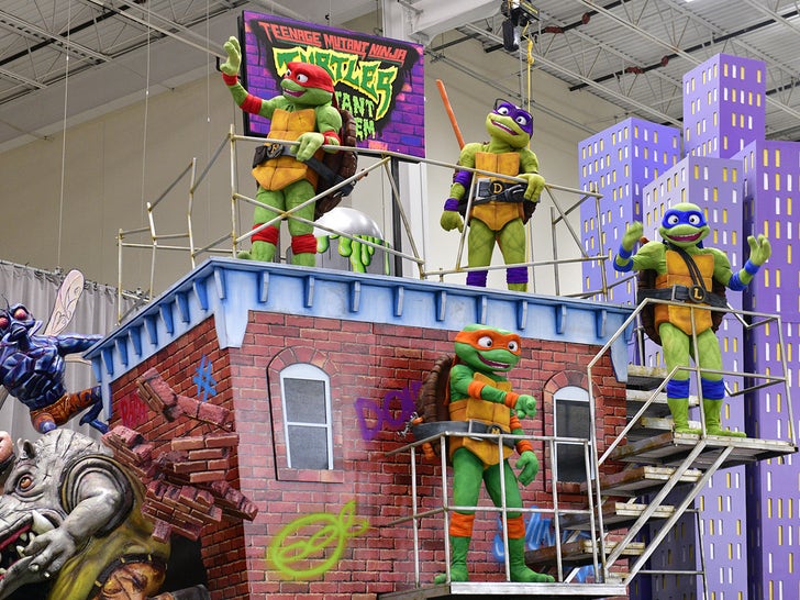 1122-Macy's-Thanksgiving-Day-floats-balloons-primary-2