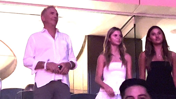 080823_kevin_costner_concert_kal