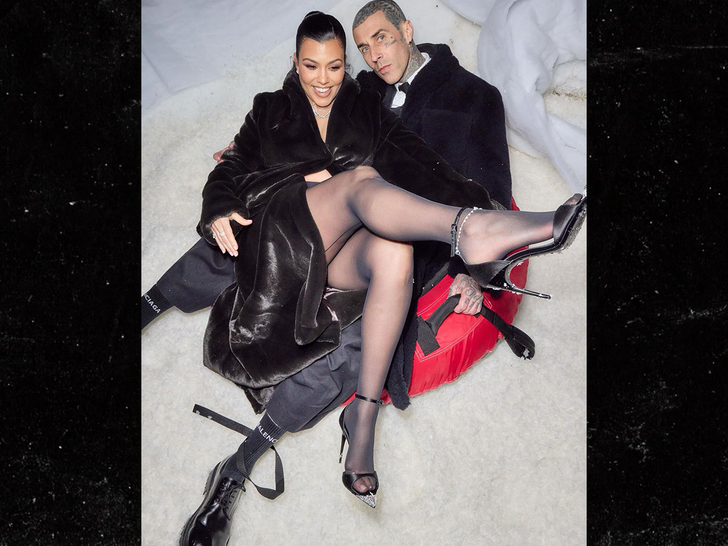 bc494df991964643a77a91f6965a5ed9_md travis barker and kourtney snow