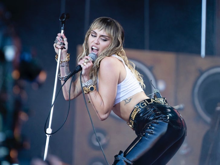 Miley Cyrus Performance Pics