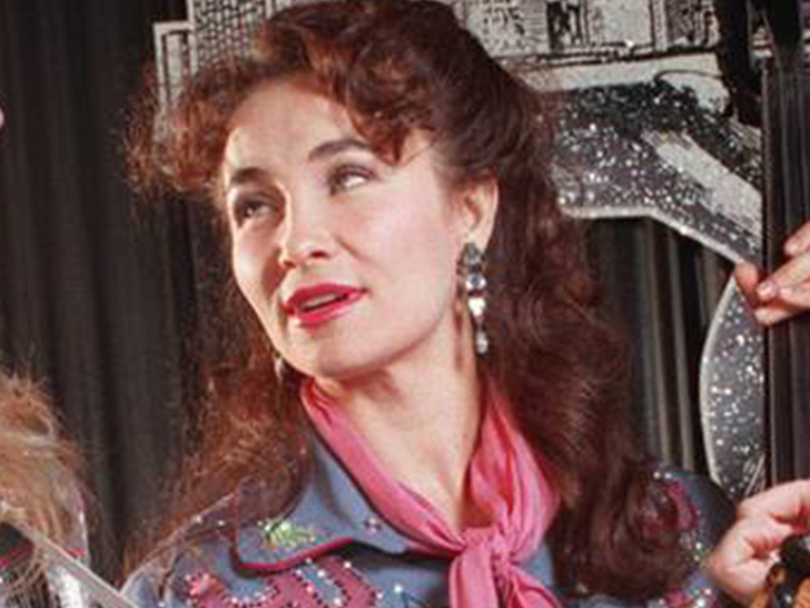 bd00bc14a03d4bacbe14000a632eb655_md Dixie Chicks' Laura Lynch