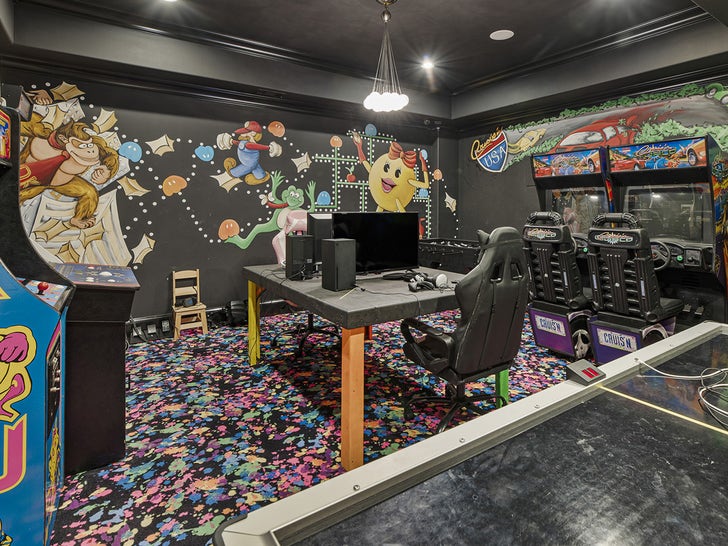 1219-kim-zolciak-kroy-biermann-georgia-house-photos-primary-11