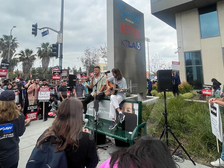 bf304b9360f3498eb10ab69a716aebfa_md writers strike