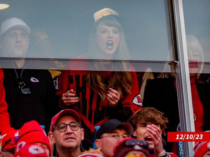 c135c24c89204734b9c3965417709685_md Taylor Swift Cheers At The Chiefs vs. Bills Game