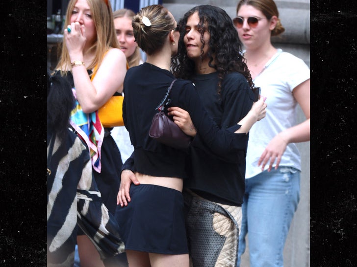 c27a21ba7a35411bbb961665b1b2d2eb_md 0612-lily-rose-depp-and-girlfriend-070-Shake-new-york-primary-3