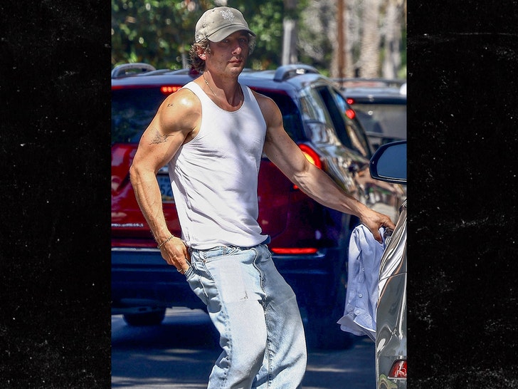 c42e665065bf445188dc1733136eb8ca_md Jeremy Allen White bg 2