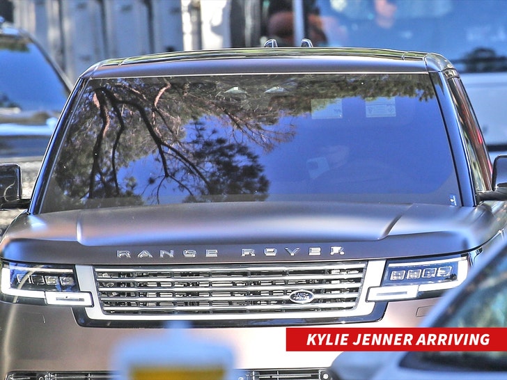Kylie Jenner arriving bg 2