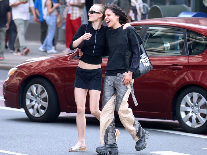 c664e936c8a44c82b7ac888aeda05969_md 0612-lily-rose-depp-and-girlfriend-070-Shake-new-york-primary-2