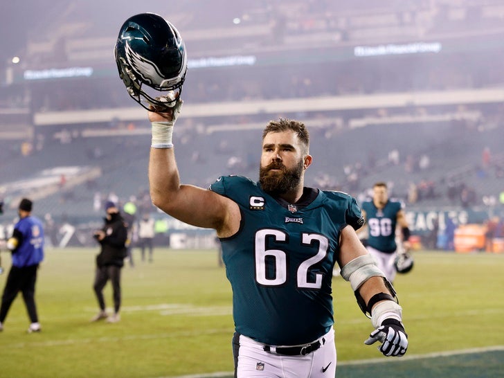 c777ade8b42d4ce498716aa0ddc7ac2f_md-1 Jason Kelce On The Field