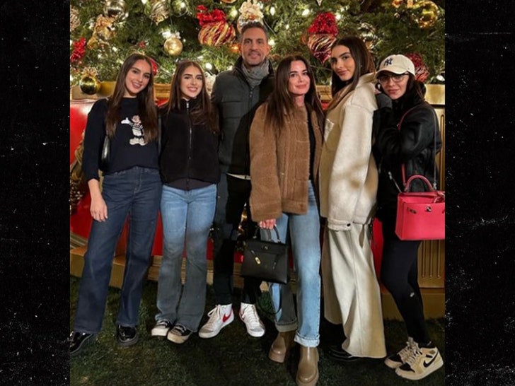 kyle richards and Mauricio Umansky and family christmas tree insta 1