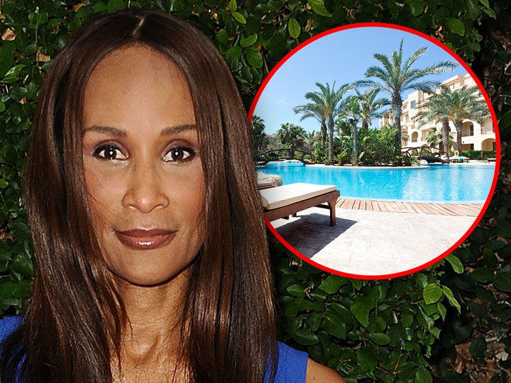 c87550d86c404b659df9857c46bb045c_md Beverly Johnson