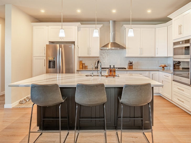 1101-Airbnb-Thanksgiving-Viral-Grandma-And-Jamal-primary-3