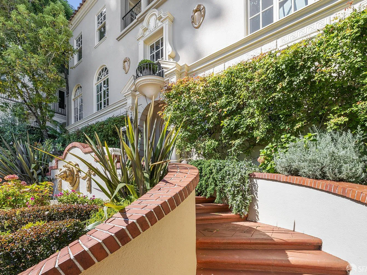 1011 Princess Diaries Home 32