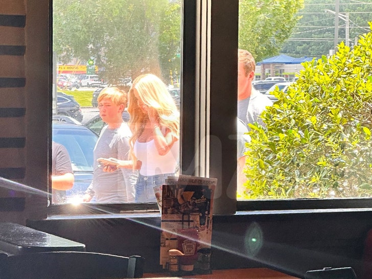 kim zolciak and kroy biermann at chilis with family tmz 1