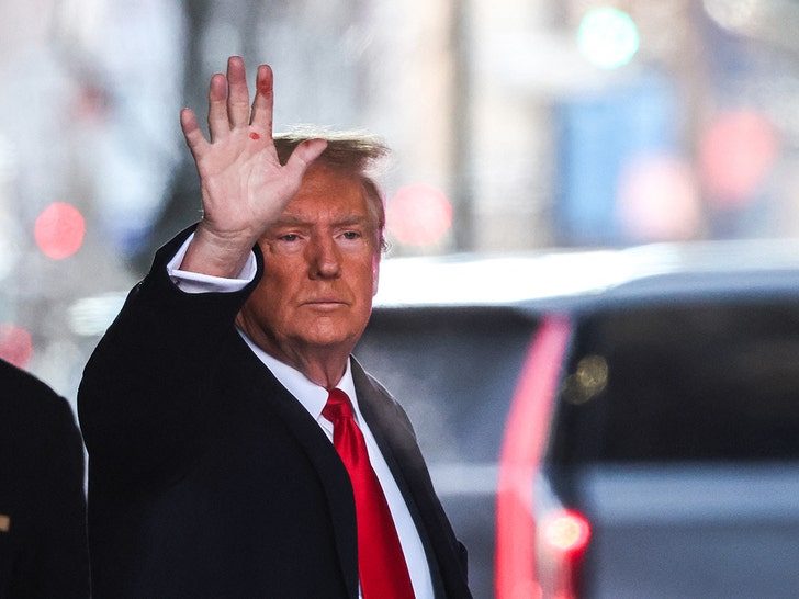 cd2e68b53d464cbf8316dbda793b21f7_md donald trump leaving coourthouse