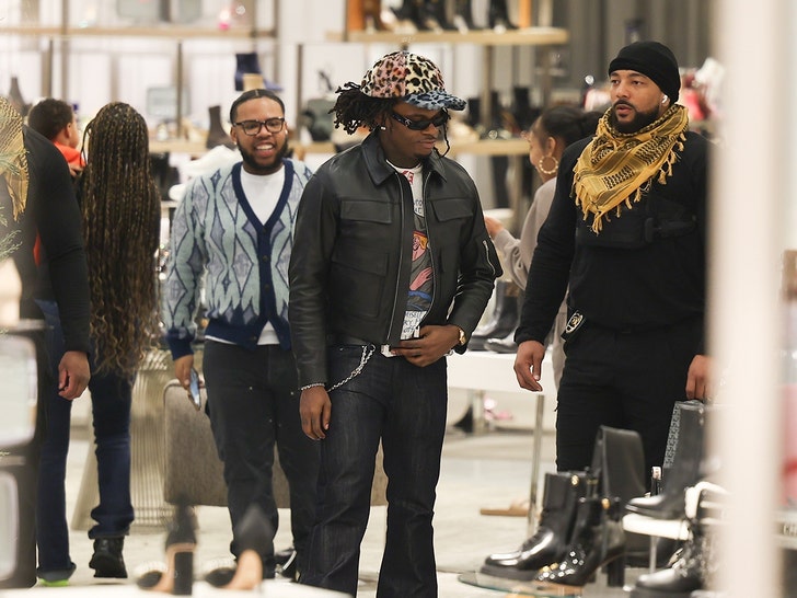 gunna shopping bodyguard with visible guns