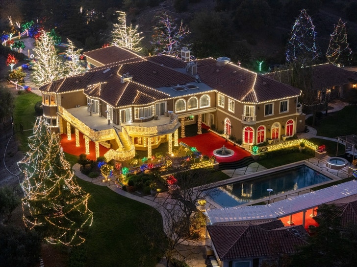 Jamie Foxx Lights Up Mansion With Christmas Lights