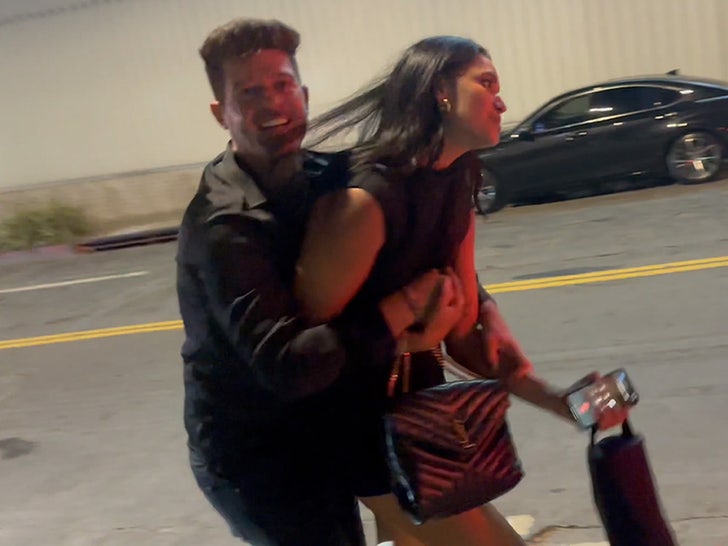 090823-robin-thicke-behind-primary