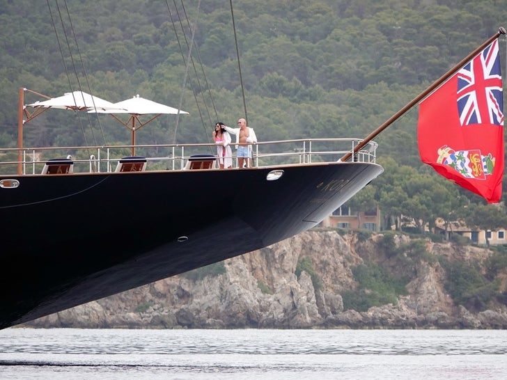 0516-Jef-Bezos-Lauren-Sanchez-Yacht-Koru-Mallorca-Spain-photos-primary-4