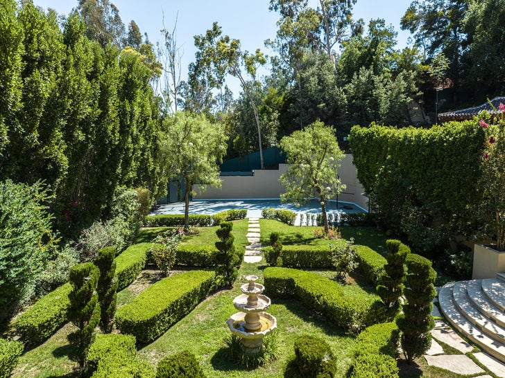 0724-Kimora-Lee-Simmons-Sells-Beverly-Hills-Mansion-photos-primary-2