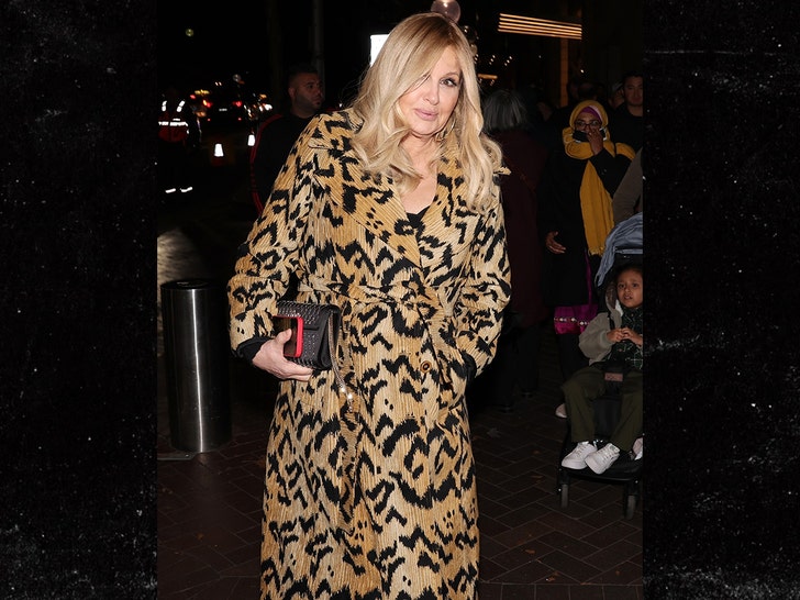 d64886a45f38457faab1b998182f3794_md Jennifer Coolidge bg