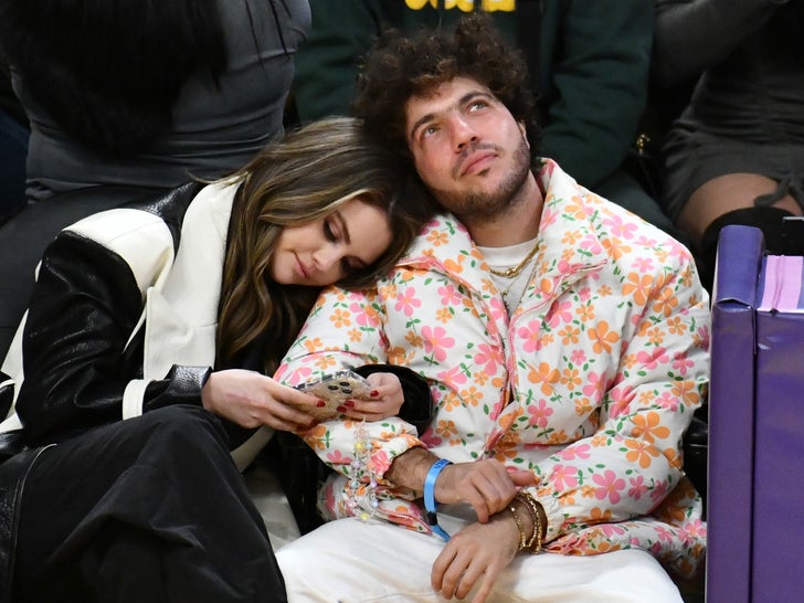 0104-selena-gomez-benny-blanco-lakers-heat-game-courtside-kissing-photos-primary-3