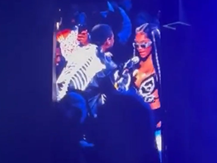 070823-usher-saweetie-mic-primary-v1