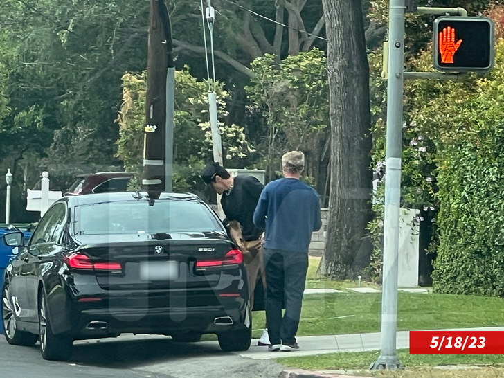 dc89a557b3a845e68a591dee7994dabd_md tom sandoval arriving home.