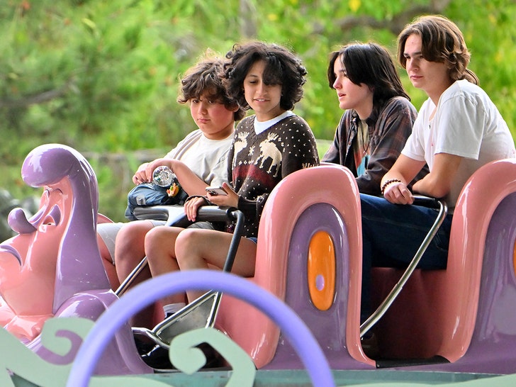 dd46b0dc85c242df9e749b9d4840860b_md jennifer garner disneyland