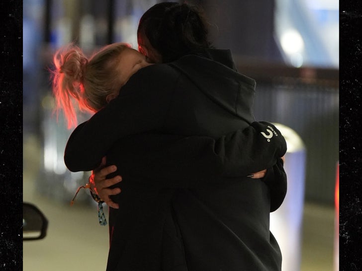 ddbc91a527544af491370f3daa87f232_md 0418-Ariana-Madix-Kissing-Making-Out-LAX-photos-primary-2