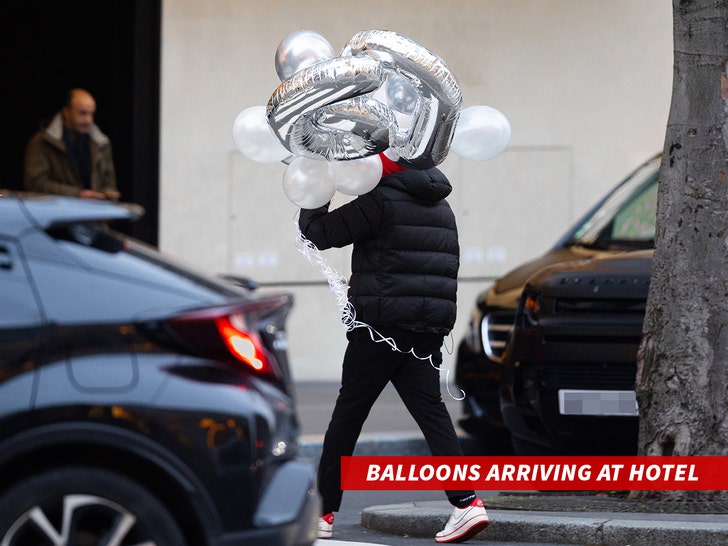 dddc3220d7c6497d9886e3daa20ed920_md brad pitt balloons