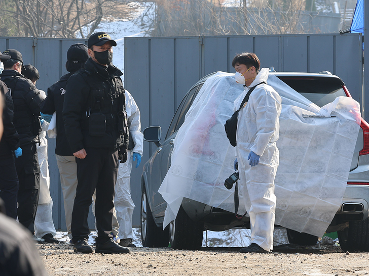 Police examine a car at a park in Seoul, South Korea, 27 December 2023, as actor Lee Sun-kyun