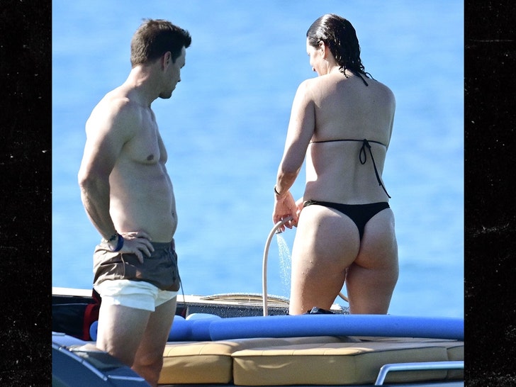 dec350f56da843c6859a7cacd0db757c_md 1230 Mark Wahlberg packs on the PDA with his wife Rhea Durham during their winter holidays in Barbados sub 4