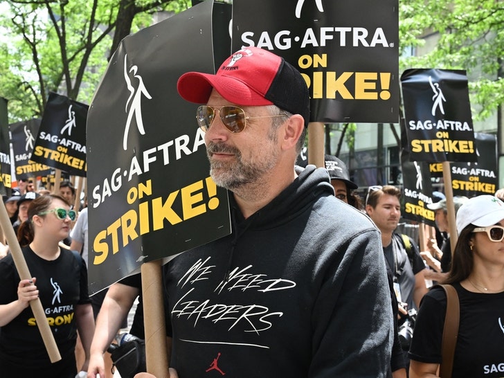 e4b54cbc26a14a04bd81911185546b8e_md-5 Actors Picket For SAG Strike