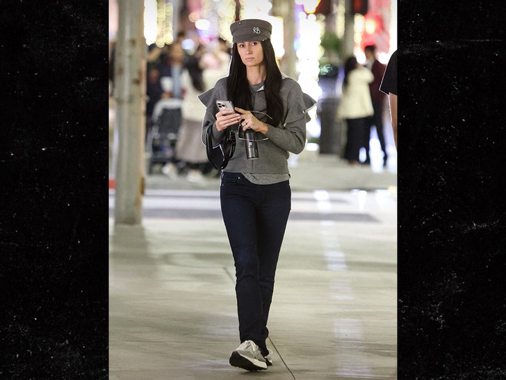 e856112543b04b53919e5443fb9e0bd3_md paris hilton