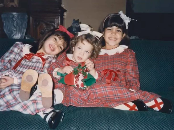 eb568533317a4d76b4cbe8ded1009d59_md 1220-kardashians-throwback-christmas-photos-primary-4